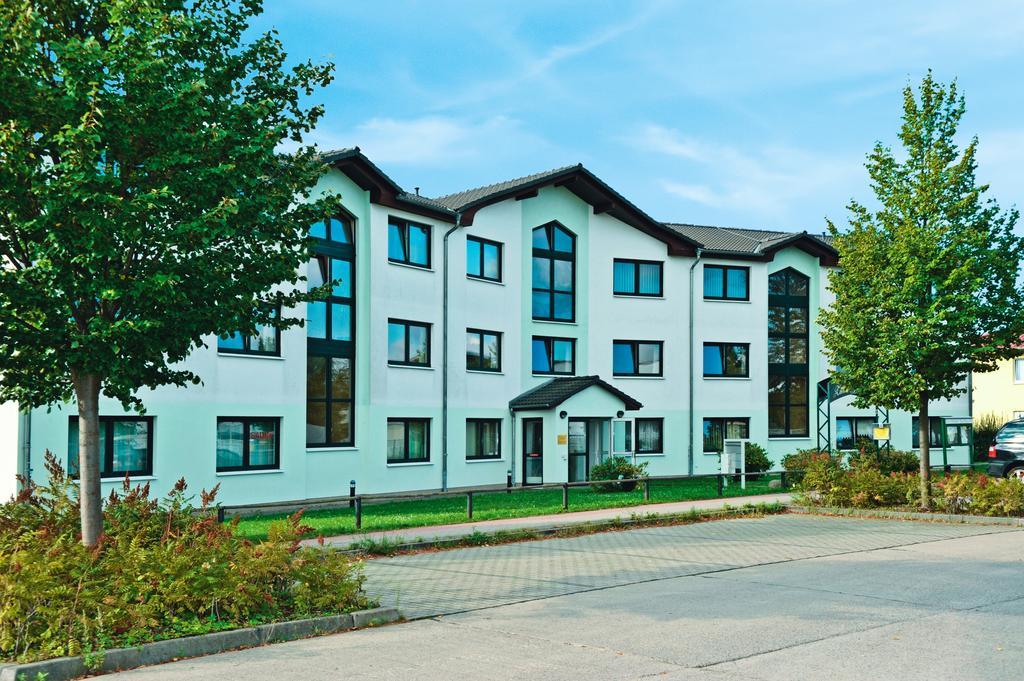 Hotel Zum Gruenen Tor Hoppegarten Exterior photo
